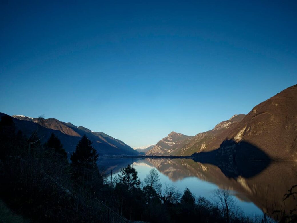 Una vista della Valle Sabbia e del Lago d'Idro al tramonto